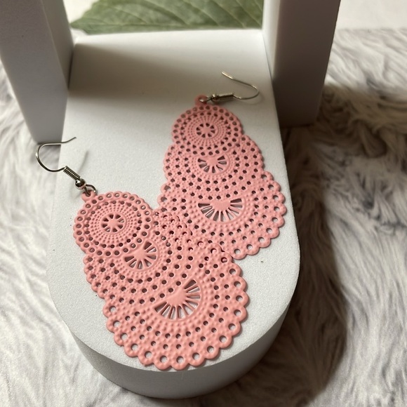 Pink Hollow Filigree Circle Drop Earrings - Picture 12 of 13